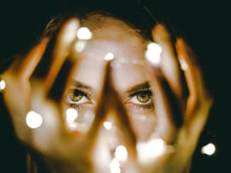gesicht frau haende licht unsplash