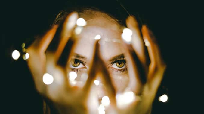 gesicht frau haende licht unsplash