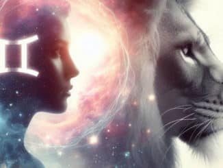 Zwillinge Aszendent Löwe – Menschenprofil, Zwillingszeichen und Löwenkopf vor kosmischem Hintergrund