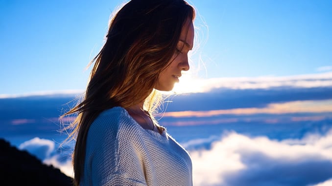 Spirituelle Resilienz Frau im Abendlicht auf einem Berg