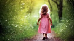 Kinderrechte und Spiritualität Kind von hinten beim Waldspaziergang