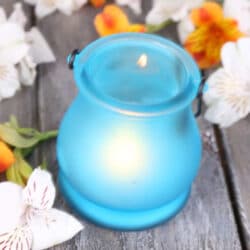 Ursprünge der Tantra-Massage duftkerze blumen tisch