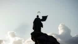 der Messias steht in anderer Gestalt auf einem Felsen