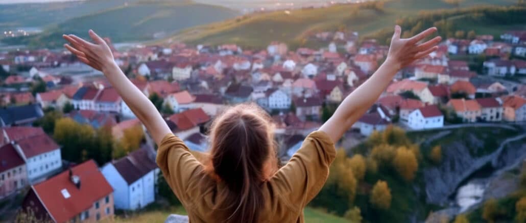 bewusst Reisen Seitenbild Frau streckt freudig die Arme im Sonnenuntergang aus