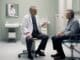 Arzt im Gespraech mit einem Patienten