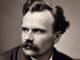 Nietzsche mit Schnurrbart und dunklem Anzug – KI-unterstütztes Porträt