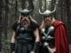 Symbolbild zur nordischen Mythologie: zwei bärtige Fantasiefiguren mit Hörnerhelmen im Wald