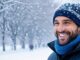 Präsenz und Gegenwärtigkeit: Mann im winterlichen Schneefall