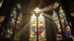 Macht der Bilder und Symbole Kirchenfenster aus buntem Glas