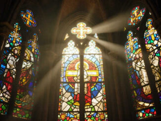 Kirchenfenster aus buntem Glas