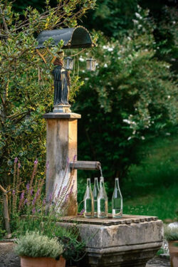 Flaschen am Brunnen