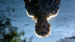 Moral als Machtinstrument - Spiegelbild im Wasser