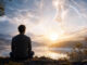 Meditation bei Sonnenaufgang in einer surrealen Landschaft