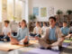 Kinder meditieren im Klassenzimmer