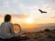 Meditation im goldenen Morgenlicht