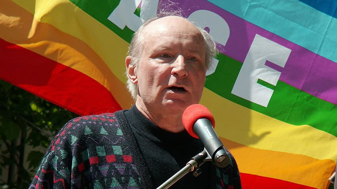 Eugen Drewermann spricht bei einer Friedensdemonstration in Bremen 2009