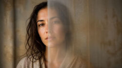 Integrative Medizin kompakt Zarte Reflexion hinter einem durchsichtigen Vorhang