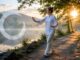 Frau praktiziert Tai-Chi am stillen See