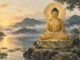 Amida Buddha als Illustration: eine goldene sitzende Gestalt auf einem Lotussitz vor einer ruhigen Seelandschaft