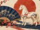 Japanische Sternzeichen als Illustration: eine helle Pferdefigur vor einem blauen Fächer und roten Blüten